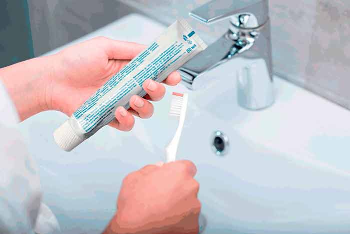 Мифы о цветных полосках на тюбике с зубной пастой